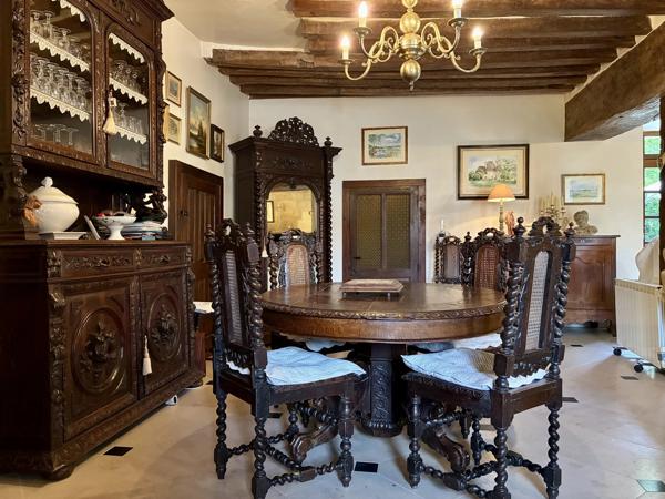 Manoir du 14ème siècle, gîte, grandes dépendances et terrain.