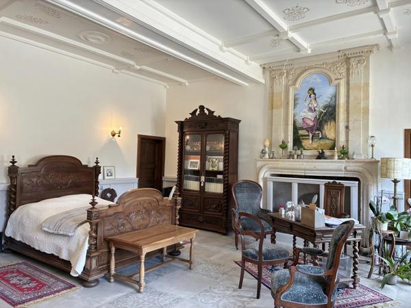 Manoir du 14ème siècle, gîte, grandes dépendances et terrain.