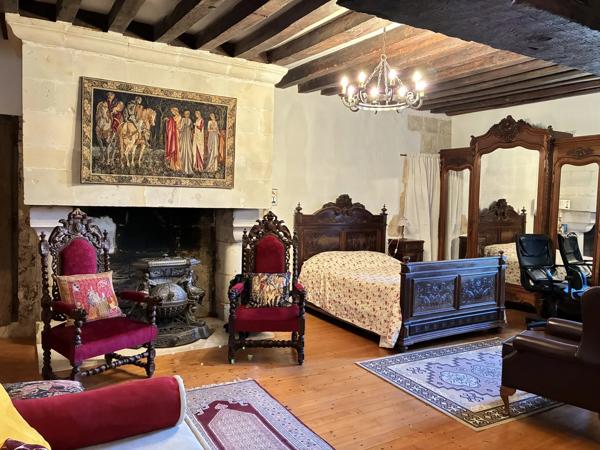 Manoir du 14ème siècle, gîte, grandes dépendances et terrain.