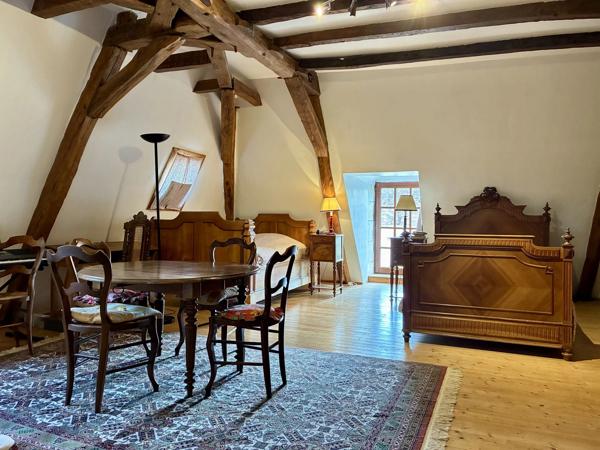 Manoir du 14ème siècle, gîte, grandes dépendances et terrain.