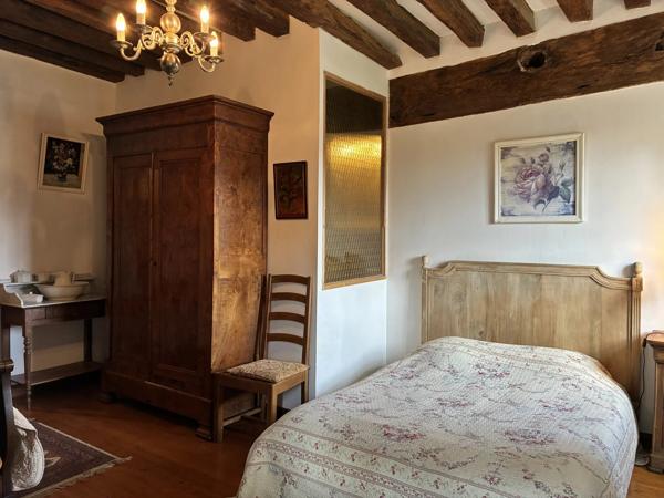 Manoir du 14ème siècle, gîte, grandes dépendances et terrain.