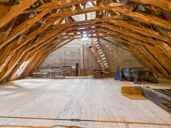 Propriété médiévale avec des traces d'une histoire royale au coeur d'un magnifique village
