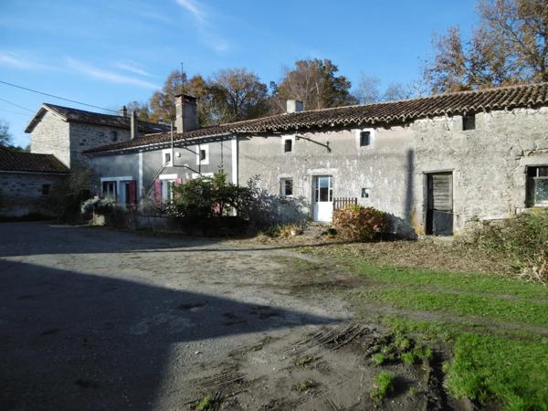 Propriété de caractère dans un hameau