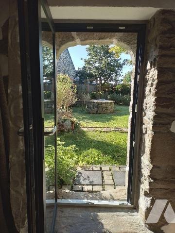 ENSEMBLE IMMOBILIER RARE SUR LE MARCHÉ ! 
Edifié sur un terrain de 4150 m² environ cet ensembl...