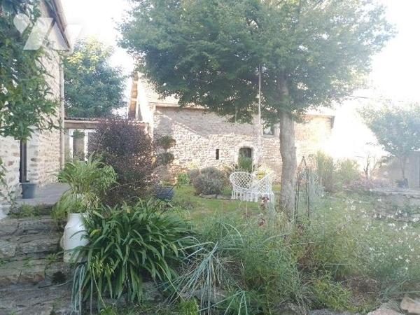 ENSEMBLE IMMOBILIER RARE SUR LE MARCHÉ ! 
Edifié sur un terrain de 4150 m² environ cet ensembl...