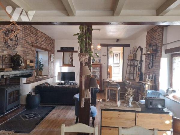 ENSEMBLE IMMOBILIER RARE SUR LE MARCHÉ ! 
Edifié sur un terrain de 4150 m² environ cet ensembl...