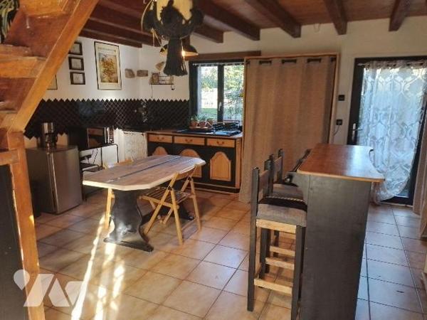 ENSEMBLE IMMOBILIER RARE SUR LE MARCHÉ ! 
Edifié sur un terrain de 4150 m² environ cet ensembl...