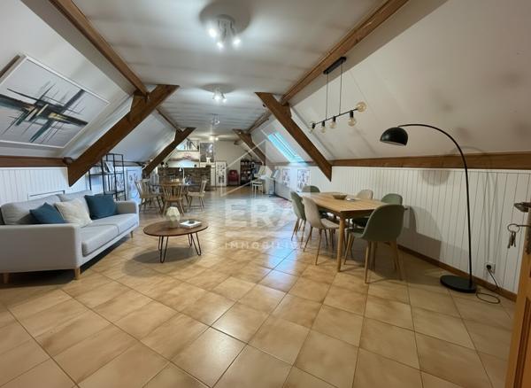 Propriété exceptionnellle avec piscine intérieure et grands volumes.