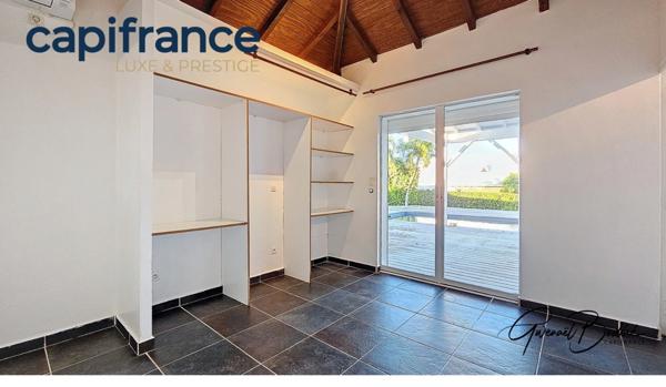 Maison vue mer à vendre 6 pièces LE MOULE (971)