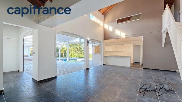 Maison vue mer à vendre 6 pièces LE MOULE (971)