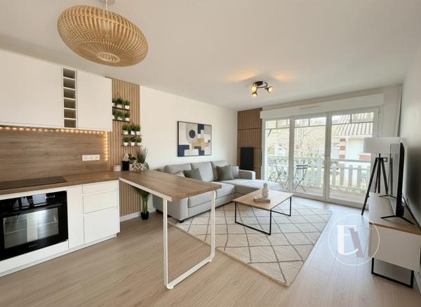 T2 46 m² entièrement rénové – Dernier étage – 2 parkings – Environnement calme et verdoyant à La Teste-de-Buch. Appartement clé en main, aucun travaux à prévoir.
