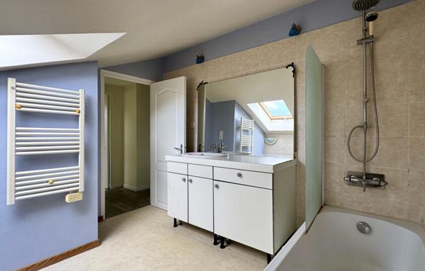 Charmante Maison Traditionnelle avec Jardin, Garage et Terrasse à Bar