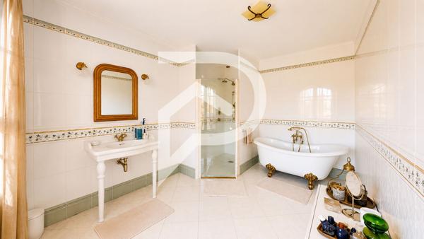 Maison 10 pièces 245 m2