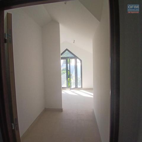 A VENDRE Appartement F4 NEUF- A 2 MN DE LA PLAGE- CENTRE VILLE DE SAINT-LEU