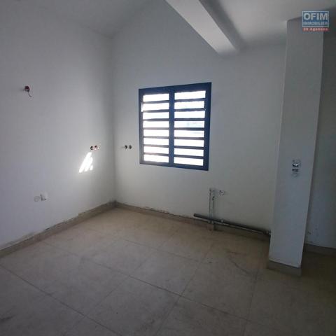 A VENDRE Appartement F4 NEUF- A 2 MN DE LA PLAGE- CENTRE VILLE DE SAINT-LEU