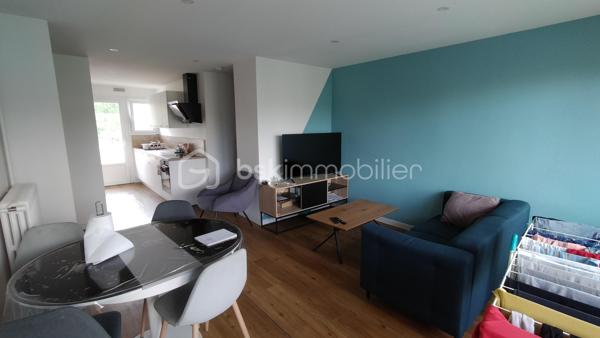 Exclusivité, situé à proximité immédiate des écoles, transports et commodités, découvrez au 1er étage avec ascenseur ce bel appartement familial aux volumes généreux, offrant un cadre de vie pratique et confortable.

L’appartement se compose de :
• 4 chambres
• Un séjour lumineux avec cuisine meublée et entièrement équipée
• 2 salles de bains
• Un balcon et une loggia
• De nombreux rangements dans le couloir
• Une place de parking extérieure

Aucun travaux à prévoir : bien entretenu et parfaitement optimisé.
Grâce à sa configuration fonctionnelle et à ses beaux espaces, ce bien conviendra parfaitement à une famille, mais représente également une excellente opportunité pour un investissement locatif ou un projet de colocation.

Les points forts :
✓ Appartement lumineux
✓ Double potentiel : résidence principale ou investissement
✓ Proximité des écoles, bus et commerces
✓ Bon rendement potentiel en colocation
✓ Stationnement privatif