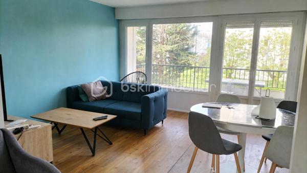 Exclusivité, situé à proximité immédiate des écoles, transports et commodités, découvrez au 1er étage avec ascenseur ce bel appartement familial aux volumes généreux, offrant un cadre de vie pratique et confortable.

L’appartement se compose de :
• 4 chambres
• Un séjour lumineux avec cuisine meublée et entièrement équipée
• 2 salles de bains
• Un balcon et une loggia
• De nombreux rangements dans le couloir
• Une place de parking extérieure

Aucun travaux à prévoir : bien entretenu et parfaitement optimisé.
Grâce à sa configuration fonctionnelle et à ses beaux espaces, ce bien conviendra parfaitement à une famille, mais représente également une excellente opportunité pour un investissement locatif ou un projet de colocation.

Les points forts :
✓ Appartement lumineux
✓ Double potentiel : résidence principale ou investissement
✓ Proximité des écoles, bus et commerces
✓ Bon rendement potentiel en colocation
✓ Stationnement privatif