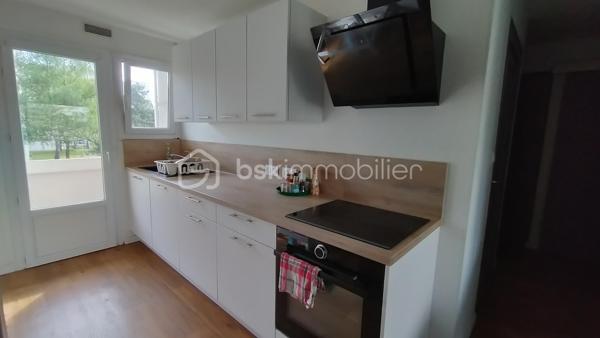 Exclusivité, situé à proximité immédiate des écoles, transports et commodités, découvrez au 1er étage avec ascenseur ce bel appartement familial aux volumes généreux, offrant un cadre de vie pratique et confortable.

L’appartement se compose de :
• 4 chambres
• Un séjour lumineux avec cuisine meublée et entièrement équipée
• 2 salles de bains
• Un balcon et une loggia
• De nombreux rangements dans le couloir
• Une place de parking extérieure

Aucun travaux à prévoir : bien entretenu et parfaitement optimisé.
Grâce à sa configuration fonctionnelle et à ses beaux espaces, ce bien conviendra parfaitement à une famille, mais représente également une excellente opportunité pour un investissement locatif ou un projet de colocation.

Les points forts :
✓ Appartement lumineux
✓ Double potentiel : résidence principale ou investissement
✓ Proximité des écoles, bus et commerces
✓ Bon rendement potentiel en colocation
✓ Stationnement privatif
