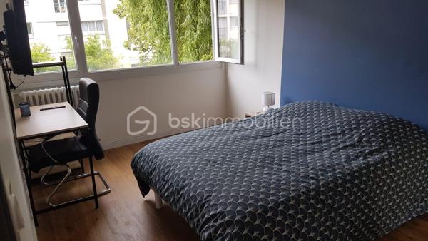 Exclusivité, situé à proximité immédiate des écoles, transports et commodités, découvrez au 1er étage avec ascenseur ce bel appartement familial aux volumes généreux, offrant un cadre de vie pratique et confortable.

L’appartement se compose de :
• 4 chambres
• Un séjour lumineux avec cuisine meublée et entièrement équipée
• 2 salles de bains
• Un balcon et une loggia
• De nombreux rangements dans le couloir
• Une place de parking extérieure

Aucun travaux à prévoir : bien entretenu et parfaitement optimisé.
Grâce à sa configuration fonctionnelle et à ses beaux espaces, ce bien conviendra parfaitement à une famille, mais représente également une excellente opportunité pour un investissement locatif ou un projet de colocation.

Les points forts :
✓ Appartement lumineux
✓ Double potentiel : résidence principale ou investissement
✓ Proximité des écoles, bus et commerces
✓ Bon rendement potentiel en colocation
✓ Stationnement privatif