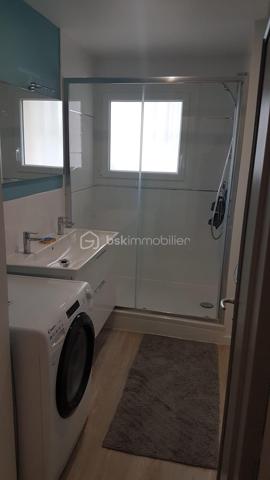 Exclusivité, situé à proximité immédiate des écoles, transports et commodités, découvrez au 1er étage avec ascenseur ce bel appartement familial aux volumes généreux, offrant un cadre de vie pratique et confortable.

L’appartement se compose de :
• 4 chambres
• Un séjour lumineux avec cuisine meublée et entièrement équipée
• 2 salles de bains
• Un balcon et une loggia
• De nombreux rangements dans le couloir
• Une place de parking extérieure

Aucun travaux à prévoir : bien entretenu et parfaitement optimisé.
Grâce à sa configuration fonctionnelle et à ses beaux espaces, ce bien conviendra parfaitement à une famille, mais représente également une excellente opportunité pour un investissement locatif ou un projet de colocation.

Les points forts :
✓ Appartement lumineux
✓ Double potentiel : résidence principale ou investissement
✓ Proximité des écoles, bus et commerces
✓ Bon rendement potentiel en colocation
✓ Stationnement privatif