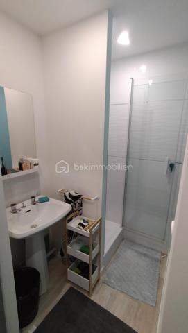 Exclusivité, situé à proximité immédiate des écoles, transports et commodités, découvrez au 1er étage avec ascenseur ce bel appartement familial aux volumes généreux, offrant un cadre de vie pratique et confortable.

L’appartement se compose de :
• 4 chambres
• Un séjour lumineux avec cuisine meublée et entièrement équipée
• 2 salles de bains
• Un balcon et une loggia
• De nombreux rangements dans le couloir
• Une place de parking extérieure

Aucun travaux à prévoir : bien entretenu et parfaitement optimisé.
Grâce à sa configuration fonctionnelle et à ses beaux espaces, ce bien conviendra parfaitement à une famille, mais représente également une excellente opportunité pour un investissement locatif ou un projet de colocation.

Les points forts :
✓ Appartement lumineux
✓ Double potentiel : résidence principale ou investissement
✓ Proximité des écoles, bus et commerces
✓ Bon rendement potentiel en colocation
✓ Stationnement privatif
