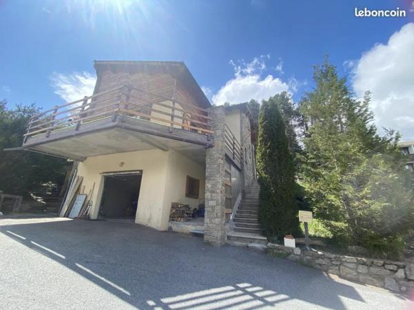 Venez découvrir ce magnifique chalet de 146m2 dans un cadre de rève.