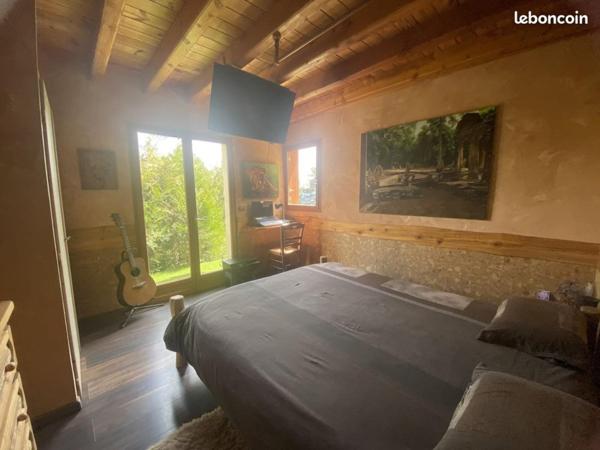 Venez découvrir ce magnifique chalet de 146m2 dans un cadre de rève.