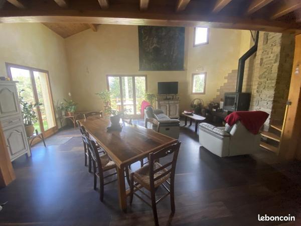 Venez découvrir ce magnifique chalet de 146m2 dans un cadre de rève.