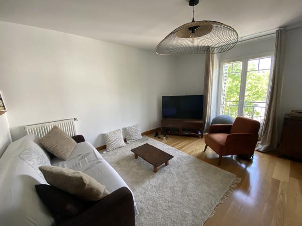 Appartement
                                                                                                                                                                                                                                                                                                                        3 pièce(s)                                                                                                                                                                                                          2 chambre(s)                                                                                                                                                                                                          74  m²