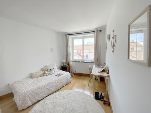 Appartement
                                                                                                                                                                                                                                                                                                                        3 pièce(s)                                                                                                                                                                                                          2 chambre(s)                                                                                                                                                                                                          74  m²