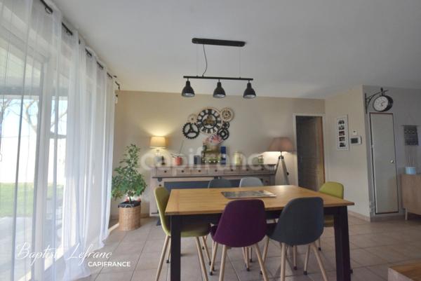 Maison familiale de plain-pied - 6 pièces - 106 m² à JARZÉ