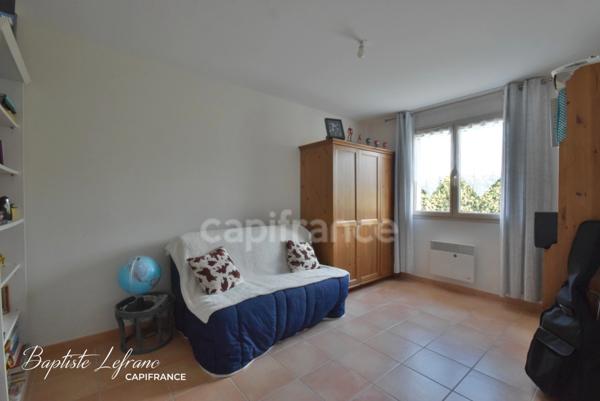 Maison familiale de plain-pied - 6 pièces - 106 m² à JARZÉ