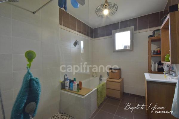 Maison familiale de plain-pied - 6 pièces - 106 m² à JARZÉ