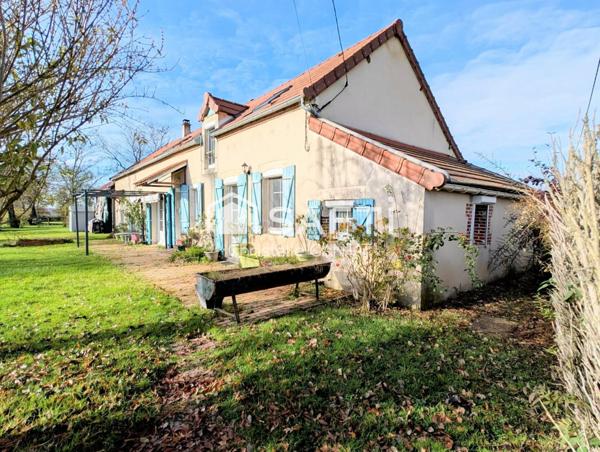 Longère 130 m², 5 pièces, puits, dépendances.