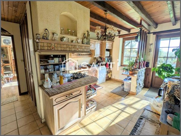 Longère 130 m², 5 pièces, puits, dépendances.