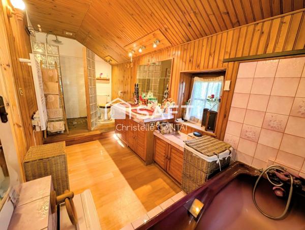 Longère 130 m², 5 pièces, puits, dépendances.