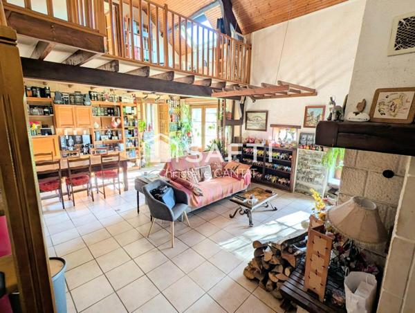 Longère 130 m², 5 pièces, puits, dépendances.