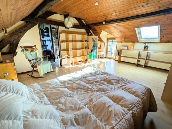 Longère 130 m², 5 pièces, puits, dépendances.