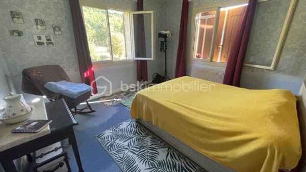 LALINDE – Belle propriété de 200 m² + 150 m² habitable de sous-sol sur 3 128 m² de terrain constructibles, au calme et proche des commerces.
À seulement 5 minutes à pied des commerces, découvrez cette belle propriété offrant de beaux volumes, un environnement calme et un remarquable potentiel d’évolution.
Implantée sur un terrain clos de 3 128 m², cette maison développe environ 200 m² habitables, auxquels s’ajoutent 150 m² de sous-sol. Elle bénéficie de deux accès indépendants, un véritable atout pour profiter pleinement de la propriété et envisager différents projets.
Vous accédez à l’habitation par une grande terrasse offrant une vue dégagée. L’entrée dessert un vaste salon/séjour lumineux de 44 m² avec une cheminée tubée, une cuisine indépendante entièrement équipée, avec son espace repas de 21 m², ainsi que d’un cellier de 8 m².
Ce niveau propose un espace nuit parfaitement préservé, offrant une réelle intimité. Il comprend une grande chambre de 16 m², une salle de bains, un WC indépendant et de nombreux placards.
À l’étage, accessible par un magnifique escalier en bois, vous découvrirez un grand bureau, un débarras, deux belles chambres, un dressing, une salle de bains et un WC indépendant. Cet étage offre de beaux volumes et de nombreuses possibilités d'aménagement selon les besoins de chacun.
Un sous-sol aux multiples possibilités.
Le sous-sol, d’une superficie d’environ 150 m², bénéficie d’une belle hauteur sous plafond et constitue un véritable espace supplémentaire.
Il se compose notamment d’un garage, d’un atelier, d’un bûcher, d’une cave, d’une cuisine d’été, ainsi que de plusieurs autres espaces pouvant être aménagés et utilisés selon vos projets : stockage, bricolage, loisirs, salle de sport ou autres besoins.
Un terrain rare et à fort potentiel
À l’extérieur, vous profiterez d’un terrain entièrement clos, soigneusement aménagé et parfaitement entretenu, agrémenté d’arbres fruitiers et d’une truffière.
Autre atout majeur : l’intégralité de la parcelle est constructible. Son second accès indépendant permet d’envisager la réalisation de nouvelles constructions et offre la possibilité de les raccorder au réseau d’assainissement collectif.
Cette configuration ouvre ainsi de nombreuses perspectives : projet familial, construction supplémentaire, création d’un logement indépendant ou encore valorisation d’une partie du terrain, sous réserve des autorisations d’urbanisme applicables.
Des équipements confortables
La maison bénéficie notamment des équipements suivants :
Portail motorisé
Adoucisseur d’eau
Pompe à chaleur assurant le chauffage par radiateurs et la production d’eau chaude
Menuiseries PVC double vitrage de qualité, installées par un entrepreneur local réputé
Une cheminée tubée 
À noter : l’assainissement individuel actuellement en place est non conforme.
Un emplacement privilégié
Située dans un environnement calme, tout en étant à seulement 5 minutes à pied des commerces de Lalinde, cette propriété en parfait état, avec ses 200 m² habitables, son sous-sol de 150 m², son vaste terrain clos et constructible, ses deux accès indépendants et son potentiel d’évolution, offre de nombreuses possibilités pour un projet de vie ou un investissement patrimonial.
Visite 7 jours sur 7. Collaboration entre professionnels de l'immobilier, bienvenue.

LALINDE – Beautiful property of 200 m2 + 150 m2 basement on 3 128 m2 buildable, quiet and close to shops.
Just 5 minutes walk from the shops, discover this beautiful property offering beautiful volumes, a quiet environment and a remarkable potential for development.
Implanted on a closed ground of 3 128 m 2, this house develops approximately 200 m 2 habitable, to which are added 150 m 2 of basement. It has two independent access, a real asset to take full advantage of the property and consider different projects.
You access the house by a large terrace with an unobstructed view. The entrance serves a large bright living room/ stay of 44 m 2 with a chimney tubed, an independent kitchen entirely equipped, with its space meal of 21 m 2, as well as a cellar of 8 m 2.
This level offers a perfectly preserved sleeping area, offering real privacy. It includes a large bedroom of 16 m 2, a bathroom, a separate toilet and many closets.
Upstairs, accessible by a magnificent wooden staircase, you will discover a large office, a storage room, two beautiful bedrooms, a dressing room, a bathroom and a separate toilet. This floor offers beautiful volumes and many possibilities of development according to the needs of each one.
A basement with multiple possibilities.
The basement, with an area of about 150 m 2, has a high ceiling and is a real additional space.
It consists in particular of a garage, a workshop, a pyre, a cellar, a summer kitchen, as well as several other spaces that can be arranged and used according to your projects: storage, DIY, leisure, gym or other needs.
A rare land with strong potential
Outside, you will enjoy a fully enclosed land, carefully landscaped and perfectly maintained, decorated with fruit trees and a truffle.
Another major advantage: the entire plot is constructible. Its second independent access makes it possible to consider the construction of new constructions and offers the possibility of connecting them to the collective sewerage network.
This configuration thus opens up many opportunities: family project, additional construction, creation of an independent dwelling or even the development of part of the land, subject to the applicable urban planning permits.
Comfortable equipment
The house benefits in particular from the following facilities:
Motorized gate
Water softener
Heat pump for radiator heating and hot water production
Quality double-glazed PVC joinery, installed by a reputable local contractor
A tubular fireplace 
Note: the individual sanitation currently in place is non-compliant.
A privileged location
Located in a quiet environment, while being only 5 minutes walk from the shops of Lalinde, this property in perfect condition, with its 200 m2 living space, its basement of 150 m 2, its vast enclosed and building land, its two independent access and its potential for development, offers many possibilities for a life project or a heritage investment.
Visit 7 days a week. Collaboration between real estate professionals, welcome.