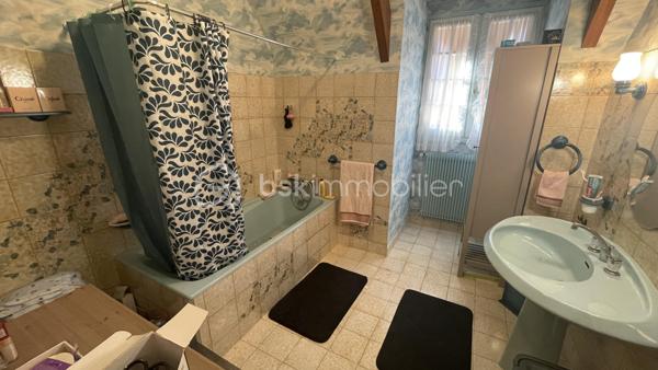 LALINDE – Belle propriété de 200 m² + 150 m² habitable de sous-sol sur 3 128 m² de terrain constructibles, au calme et proche des commerces.
À seulement 5 minutes à pied des commerces, découvrez cette belle propriété offrant de beaux volumes, un environnement calme et un remarquable potentiel d’évolution.
Implantée sur un terrain clos de 3 128 m², cette maison développe environ 200 m² habitables, auxquels s’ajoutent 150 m² de sous-sol. Elle bénéficie de deux accès indépendants, un véritable atout pour profiter pleinement de la propriété et envisager différents projets.
Vous accédez à l’habitation par une grande terrasse offrant une vue dégagée. L’entrée dessert un vaste salon/séjour lumineux de 44 m² avec une cheminée tubée, une cuisine indépendante entièrement équipée, avec son espace repas de 21 m², ainsi que d’un cellier de 8 m².
Ce niveau propose un espace nuit parfaitement préservé, offrant une réelle intimité. Il comprend une grande chambre de 16 m², une salle de bains, un WC indépendant et de nombreux placards.
À l’étage, accessible par un magnifique escalier en bois, vous découvrirez un grand bureau, un débarras, deux belles chambres, un dressing, une salle de bains et un WC indépendant. Cet étage offre de beaux volumes et de nombreuses possibilités d'aménagement selon les besoins de chacun.
Un sous-sol aux multiples possibilités.
Le sous-sol, d’une superficie d’environ 150 m², bénéficie d’une belle hauteur sous plafond et constitue un véritable espace supplémentaire.
Il se compose notamment d’un garage, d’un atelier, d’un bûcher, d’une cave, d’une cuisine d’été, ainsi que de plusieurs autres espaces pouvant être aménagés et utilisés selon vos projets : stockage, bricolage, loisirs, salle de sport ou autres besoins.
Un terrain rare et à fort potentiel
À l’extérieur, vous profiterez d’un terrain entièrement clos, soigneusement aménagé et parfaitement entretenu, agrémenté d’arbres fruitiers et d’une truffière.
Autre atout majeur : l’intégralité de la parcelle est constructible. Son second accès indépendant permet d’envisager la réalisation de nouvelles constructions et offre la possibilité de les raccorder au réseau d’assainissement collectif.
Cette configuration ouvre ainsi de nombreuses perspectives : projet familial, construction supplémentaire, création d’un logement indépendant ou encore valorisation d’une partie du terrain, sous réserve des autorisations d’urbanisme applicables.
Des équipements confortables
La maison bénéficie notamment des équipements suivants :
Portail motorisé
Adoucisseur d’eau
Pompe à chaleur assurant le chauffage par radiateurs et la production d’eau chaude
Menuiseries PVC double vitrage de qualité, installées par un entrepreneur local réputé
Une cheminée tubée 
À noter : l’assainissement individuel actuellement en place est non conforme.
Un emplacement privilégié
Située dans un environnement calme, tout en étant à seulement 5 minutes à pied des commerces de Lalinde, cette propriété en parfait état, avec ses 200 m² habitables, son sous-sol de 150 m², son vaste terrain clos et constructible, ses deux accès indépendants et son potentiel d’évolution, offre de nombreuses possibilités pour un projet de vie ou un investissement patrimonial.
Visite 7 jours sur 7. Collaboration entre professionnels de l'immobilier, bienvenue.

LALINDE – Beautiful property of 200 m2 + 150 m2 basement on 3 128 m2 buildable, quiet and close to shops.
Just 5 minutes walk from the shops, discover this beautiful property offering beautiful volumes, a quiet environment and a remarkable potential for development.
Implanted on a closed ground of 3 128 m 2, this house develops approximately 200 m 2 habitable, to which are added 150 m 2 of basement. It has two independent access, a real asset to take full advantage of the property and consider different projects.
You access the house by a large terrace with an unobstructed view. The entrance serves a large bright living room/ stay of 44 m 2 with a chimney tubed, an independent kitchen entirely equipped, with its space meal of 21 m 2, as well as a cellar of 8 m 2.
This level offers a perfectly preserved sleeping area, offering real privacy. It includes a large bedroom of 16 m 2, a bathroom, a separate toilet and many closets.
Upstairs, accessible by a magnificent wooden staircase, you will discover a large office, a storage room, two beautiful bedrooms, a dressing room, a bathroom and a separate toilet. This floor offers beautiful volumes and many possibilities of development according to the needs of each one.
A basement with multiple possibilities.
The basement, with an area of about 150 m 2, has a high ceiling and is a real additional space.
It consists in particular of a garage, a workshop, a pyre, a cellar, a summer kitchen, as well as several other spaces that can be arranged and used according to your projects: storage, DIY, leisure, gym or other needs.
A rare land with strong potential
Outside, you will enjoy a fully enclosed land, carefully landscaped and perfectly maintained, decorated with fruit trees and a truffle.
Another major advantage: the entire plot is constructible. Its second independent access makes it possible to consider the construction of new constructions and offers the possibility of connecting them to the collective sewerage network.
This configuration thus opens up many opportunities: family project, additional construction, creation of an independent dwelling or even the development of part of the land, subject to the applicable urban planning permits.
Comfortable equipment
The house benefits in particular from the following facilities:
Motorized gate
Water softener
Heat pump for radiator heating and hot water production
Quality double-glazed PVC joinery, installed by a reputable local contractor
A tubular fireplace 
Note: the individual sanitation currently in place is non-compliant.
A privileged location
Located in a quiet environment, while being only 5 minutes walk from the shops of Lalinde, this property in perfect condition, with its 200 m2 living space, its basement of 150 m 2, its vast enclosed and building land, its two independent access and its potential for development, offers many possibilities for a life project or a heritage investment.
Visit 7 days a week. Collaboration between real estate professionals, welcome.