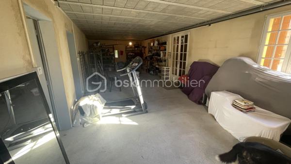 LALINDE – Belle propriété de 200 m² + 150 m² habitable de sous-sol sur 3 128 m² de terrain constructibles, au calme et proche des commerces.
À seulement 5 minutes à pied des commerces, découvrez cette belle propriété offrant de beaux volumes, un environnement calme et un remarquable potentiel d’évolution.
Implantée sur un terrain clos de 3 128 m², cette maison développe environ 200 m² habitables, auxquels s’ajoutent 150 m² de sous-sol. Elle bénéficie de deux accès indépendants, un véritable atout pour profiter pleinement de la propriété et envisager différents projets.
Vous accédez à l’habitation par une grande terrasse offrant une vue dégagée. L’entrée dessert un vaste salon/séjour lumineux de 44 m² avec une cheminée tubée, une cuisine indépendante entièrement équipée, avec son espace repas de 21 m², ainsi que d’un cellier de 8 m².
Ce niveau propose un espace nuit parfaitement préservé, offrant une réelle intimité. Il comprend une grande chambre de 16 m², une salle de bains, un WC indépendant et de nombreux placards.
À l’étage, accessible par un magnifique escalier en bois, vous découvrirez un grand bureau, un débarras, deux belles chambres, un dressing, une salle de bains et un WC indépendant. Cet étage offre de beaux volumes et de nombreuses possibilités d'aménagement selon les besoins de chacun.
Un sous-sol aux multiples possibilités.
Le sous-sol, d’une superficie d’environ 150 m², bénéficie d’une belle hauteur sous plafond et constitue un véritable espace supplémentaire.
Il se compose notamment d’un garage, d’un atelier, d’un bûcher, d’une cave, d’une cuisine d’été, ainsi que de plusieurs autres espaces pouvant être aménagés et utilisés selon vos projets : stockage, bricolage, loisirs, salle de sport ou autres besoins.
Un terrain rare et à fort potentiel
À l’extérieur, vous profiterez d’un terrain entièrement clos, soigneusement aménagé et parfaitement entretenu, agrémenté d’arbres fruitiers et d’une truffière.
Autre atout majeur : l’intégralité de la parcelle est constructible. Son second accès indépendant permet d’envisager la réalisation de nouvelles constructions et offre la possibilité de les raccorder au réseau d’assainissement collectif.
Cette configuration ouvre ainsi de nombreuses perspectives : projet familial, construction supplémentaire, création d’un logement indépendant ou encore valorisation d’une partie du terrain, sous réserve des autorisations d’urbanisme applicables.
Des équipements confortables
La maison bénéficie notamment des équipements suivants :
Portail motorisé
Adoucisseur d’eau
Pompe à chaleur assurant le chauffage par radiateurs et la production d’eau chaude
Menuiseries PVC double vitrage de qualité, installées par un entrepreneur local réputé
Une cheminée tubée 
À noter : l’assainissement individuel actuellement en place est non conforme.
Un emplacement privilégié
Située dans un environnement calme, tout en étant à seulement 5 minutes à pied des commerces de Lalinde, cette propriété en parfait état, avec ses 200 m² habitables, son sous-sol de 150 m², son vaste terrain clos et constructible, ses deux accès indépendants et son potentiel d’évolution, offre de nombreuses possibilités pour un projet de vie ou un investissement patrimonial.
Visite 7 jours sur 7. Collaboration entre professionnels de l'immobilier, bienvenue.

LALINDE – Beautiful property of 200 m2 + 150 m2 basement on 3 128 m2 buildable, quiet and close to shops.
Just 5 minutes walk from the shops, discover this beautiful property offering beautiful volumes, a quiet environment and a remarkable potential for development.
Implanted on a closed ground of 3 128 m 2, this house develops approximately 200 m 2 habitable, to which are added 150 m 2 of basement. It has two independent access, a real asset to take full advantage of the property and consider different projects.
You access the house by a large terrace with an unobstructed view. The entrance serves a large bright living room/ stay of 44 m 2 with a chimney tubed, an independent kitchen entirely equipped, with its space meal of 21 m 2, as well as a cellar of 8 m 2.
This level offers a perfectly preserved sleeping area, offering real privacy. It includes a large bedroom of 16 m 2, a bathroom, a separate toilet and many closets.
Upstairs, accessible by a magnificent wooden staircase, you will discover a large office, a storage room, two beautiful bedrooms, a dressing room, a bathroom and a separate toilet. This floor offers beautiful volumes and many possibilities of development according to the needs of each one.
A basement with multiple possibilities.
The basement, with an area of about 150 m 2, has a high ceiling and is a real additional space.
It consists in particular of a garage, a workshop, a pyre, a cellar, a summer kitchen, as well as several other spaces that can be arranged and used according to your projects: storage, DIY, leisure, gym or other needs.
A rare land with strong potential
Outside, you will enjoy a fully enclosed land, carefully landscaped and perfectly maintained, decorated with fruit trees and a truffle.
Another major advantage: the entire plot is constructible. Its second independent access makes it possible to consider the construction of new constructions and offers the possibility of connecting them to the collective sewerage network.
This configuration thus opens up many opportunities: family project, additional construction, creation of an independent dwelling or even the development of part of the land, subject to the applicable urban planning permits.
Comfortable equipment
The house benefits in particular from the following facilities:
Motorized gate
Water softener
Heat pump for radiator heating and hot water production
Quality double-glazed PVC joinery, installed by a reputable local contractor
A tubular fireplace 
Note: the individual sanitation currently in place is non-compliant.
A privileged location
Located in a quiet environment, while being only 5 minutes walk from the shops of Lalinde, this property in perfect condition, with its 200 m2 living space, its basement of 150 m 2, its vast enclosed and building land, its two independent access and its potential for development, offers many possibilities for a life project or a heritage investment.
Visit 7 days a week. Collaboration between real estate professionals, welcome.