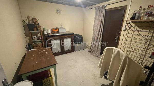 LALINDE – Belle propriété de 200 m² + 150 m² habitable de sous-sol sur 3 128 m² de terrain constructibles, au calme et proche des commerces.
À seulement 5 minutes à pied des commerces, découvrez cette belle propriété offrant de beaux volumes, un environnement calme et un remarquable potentiel d’évolution.
Implantée sur un terrain clos de 3 128 m², cette maison développe environ 200 m² habitables, auxquels s’ajoutent 150 m² de sous-sol. Elle bénéficie de deux accès indépendants, un véritable atout pour profiter pleinement de la propriété et envisager différents projets.
Vous accédez à l’habitation par une grande terrasse offrant une vue dégagée. L’entrée dessert un vaste salon/séjour lumineux de 44 m² avec une cheminée tubée, une cuisine indépendante entièrement équipée, avec son espace repas de 21 m², ainsi que d’un cellier de 8 m².
Ce niveau propose un espace nuit parfaitement préservé, offrant une réelle intimité. Il comprend une grande chambre de 16 m², une salle de bains, un WC indépendant et de nombreux placards.
À l’étage, accessible par un magnifique escalier en bois, vous découvrirez un grand bureau, un débarras, deux belles chambres, un dressing, une salle de bains et un WC indépendant. Cet étage offre de beaux volumes et de nombreuses possibilités d'aménagement selon les besoins de chacun.
Un sous-sol aux multiples possibilités.
Le sous-sol, d’une superficie d’environ 150 m², bénéficie d’une belle hauteur sous plafond et constitue un véritable espace supplémentaire.
Il se compose notamment d’un garage, d’un atelier, d’un bûcher, d’une cave, d’une cuisine d’été, ainsi que de plusieurs autres espaces pouvant être aménagés et utilisés selon vos projets : stockage, bricolage, loisirs, salle de sport ou autres besoins.
Un terrain rare et à fort potentiel
À l’extérieur, vous profiterez d’un terrain entièrement clos, soigneusement aménagé et parfaitement entretenu, agrémenté d’arbres fruitiers et d’une truffière.
Autre atout majeur : l’intégralité de la parcelle est constructible. Son second accès indépendant permet d’envisager la réalisation de nouvelles constructions et offre la possibilité de les raccorder au réseau d’assainissement collectif.
Cette configuration ouvre ainsi de nombreuses perspectives : projet familial, construction supplémentaire, création d’un logement indépendant ou encore valorisation d’une partie du terrain, sous réserve des autorisations d’urbanisme applicables.
Des équipements confortables
La maison bénéficie notamment des équipements suivants :
Portail motorisé
Adoucisseur d’eau
Pompe à chaleur assurant le chauffage par radiateurs et la production d’eau chaude
Menuiseries PVC double vitrage de qualité, installées par un entrepreneur local réputé
Une cheminée tubée 
À noter : l’assainissement individuel actuellement en place est non conforme.
Un emplacement privilégié
Située dans un environnement calme, tout en étant à seulement 5 minutes à pied des commerces de Lalinde, cette propriété en parfait état, avec ses 200 m² habitables, son sous-sol de 150 m², son vaste terrain clos et constructible, ses deux accès indépendants et son potentiel d’évolution, offre de nombreuses possibilités pour un projet de vie ou un investissement patrimonial.
Visite 7 jours sur 7. Collaboration entre professionnels de l'immobilier, bienvenue.

LALINDE – Beautiful property of 200 m2 + 150 m2 basement on 3 128 m2 buildable, quiet and close to shops.
Just 5 minutes walk from the shops, discover this beautiful property offering beautiful volumes, a quiet environment and a remarkable potential for development.
Implanted on a closed ground of 3 128 m 2, this house develops approximately 200 m 2 habitable, to which are added 150 m 2 of basement. It has two independent access, a real asset to take full advantage of the property and consider different projects.
You access the house by a large terrace with an unobstructed view. The entrance serves a large bright living room/ stay of 44 m 2 with a chimney tubed, an independent kitchen entirely equipped, with its space meal of 21 m 2, as well as a cellar of 8 m 2.
This level offers a perfectly preserved sleeping area, offering real privacy. It includes a large bedroom of 16 m 2, a bathroom, a separate toilet and many closets.
Upstairs, accessible by a magnificent wooden staircase, you will discover a large office, a storage room, two beautiful bedrooms, a dressing room, a bathroom and a separate toilet. This floor offers beautiful volumes and many possibilities of development according to the needs of each one.
A basement with multiple possibilities.
The basement, with an area of about 150 m 2, has a high ceiling and is a real additional space.
It consists in particular of a garage, a workshop, a pyre, a cellar, a summer kitchen, as well as several other spaces that can be arranged and used according to your projects: storage, DIY, leisure, gym or other needs.
A rare land with strong potential
Outside, you will enjoy a fully enclosed land, carefully landscaped and perfectly maintained, decorated with fruit trees and a truffle.
Another major advantage: the entire plot is constructible. Its second independent access makes it possible to consider the construction of new constructions and offers the possibility of connecting them to the collective sewerage network.
This configuration thus opens up many opportunities: family project, additional construction, creation of an independent dwelling or even the development of part of the land, subject to the applicable urban planning permits.
Comfortable equipment
The house benefits in particular from the following facilities:
Motorized gate
Water softener
Heat pump for radiator heating and hot water production
Quality double-glazed PVC joinery, installed by a reputable local contractor
A tubular fireplace 
Note: the individual sanitation currently in place is non-compliant.
A privileged location
Located in a quiet environment, while being only 5 minutes walk from the shops of Lalinde, this property in perfect condition, with its 200 m2 living space, its basement of 150 m 2, its vast enclosed and building land, its two independent access and its potential for development, offers many possibilities for a life project or a heritage investment.
Visit 7 days a week. Collaboration between real estate professionals, welcome.