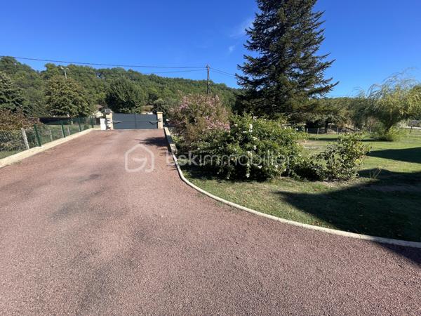 LALINDE – Belle propriété de 200 m² + 150 m² habitable de sous-sol sur 3 128 m² de terrain constructibles, au calme et proche des commerces.
À seulement 5 minutes à pied des commerces, découvrez cette belle propriété offrant de beaux volumes, un environnement calme et un remarquable potentiel d’évolution.
Implantée sur un terrain clos de 3 128 m², cette maison développe environ 200 m² habitables, auxquels s’ajoutent 150 m² de sous-sol. Elle bénéficie de deux accès indépendants, un véritable atout pour profiter pleinement de la propriété et envisager différents projets.
Vous accédez à l’habitation par une grande terrasse offrant une vue dégagée. L’entrée dessert un vaste salon/séjour lumineux de 44 m² avec une cheminée tubée, une cuisine indépendante entièrement équipée, avec son espace repas de 21 m², ainsi que d’un cellier de 8 m².
Ce niveau propose un espace nuit parfaitement préservé, offrant une réelle intimité. Il comprend une grande chambre de 16 m², une salle de bains, un WC indépendant et de nombreux placards.
À l’étage, accessible par un magnifique escalier en bois, vous découvrirez un grand bureau, un débarras, deux belles chambres, un dressing, une salle de bains et un WC indépendant. Cet étage offre de beaux volumes et de nombreuses possibilités d'aménagement selon les besoins de chacun.
Un sous-sol aux multiples possibilités.
Le sous-sol, d’une superficie d’environ 150 m², bénéficie d’une belle hauteur sous plafond et constitue un véritable espace supplémentaire.
Il se compose notamment d’un garage, d’un atelier, d’un bûcher, d’une cave, d’une cuisine d’été, ainsi que de plusieurs autres espaces pouvant être aménagés et utilisés selon vos projets : stockage, bricolage, loisirs, salle de sport ou autres besoins.
Un terrain rare et à fort potentiel
À l’extérieur, vous profiterez d’un terrain entièrement clos, soigneusement aménagé et parfaitement entretenu, agrémenté d’arbres fruitiers et d’une truffière.
Autre atout majeur : l’intégralité de la parcelle est constructible. Son second accès indépendant permet d’envisager la réalisation de nouvelles constructions et offre la possibilité de les raccorder au réseau d’assainissement collectif.
Cette configuration ouvre ainsi de nombreuses perspectives : projet familial, construction supplémentaire, création d’un logement indépendant ou encore valorisation d’une partie du terrain, sous réserve des autorisations d’urbanisme applicables.
Des équipements confortables
La maison bénéficie notamment des équipements suivants :
Portail motorisé
Adoucisseur d’eau
Pompe à chaleur assurant le chauffage par radiateurs et la production d’eau chaude
Menuiseries PVC double vitrage de qualité, installées par un entrepreneur local réputé
Une cheminée tubée 
À noter : l’assainissement individuel actuellement en place est non conforme.
Un emplacement privilégié
Située dans un environnement calme, tout en étant à seulement 5 minutes à pied des commerces de Lalinde, cette propriété en parfait état, avec ses 200 m² habitables, son sous-sol de 150 m², son vaste terrain clos et constructible, ses deux accès indépendants et son potentiel d’évolution, offre de nombreuses possibilités pour un projet de vie ou un investissement patrimonial.
Visite 7 jours sur 7. Collaboration entre professionnels de l'immobilier, bienvenue.

LALINDE – Beautiful property of 200 m2 + 150 m2 basement on 3 128 m2 buildable, quiet and close to shops.
Just 5 minutes walk from the shops, discover this beautiful property offering beautiful volumes, a quiet environment and a remarkable potential for development.
Implanted on a closed ground of 3 128 m 2, this house develops approximately 200 m 2 habitable, to which are added 150 m 2 of basement. It has two independent access, a real asset to take full advantage of the property and consider different projects.
You access the house by a large terrace with an unobstructed view. The entrance serves a large bright living room/ stay of 44 m 2 with a chimney tubed, an independent kitchen entirely equipped, with its space meal of 21 m 2, as well as a cellar of 8 m 2.
This level offers a perfectly preserved sleeping area, offering real privacy. It includes a large bedroom of 16 m 2, a bathroom, a separate toilet and many closets.
Upstairs, accessible by a magnificent wooden staircase, you will discover a large office, a storage room, two beautiful bedrooms, a dressing room, a bathroom and a separate toilet. This floor offers beautiful volumes and many possibilities of development according to the needs of each one.
A basement with multiple possibilities.
The basement, with an area of about 150 m 2, has a high ceiling and is a real additional space.
It consists in particular of a garage, a workshop, a pyre, a cellar, a summer kitchen, as well as several other spaces that can be arranged and used according to your projects: storage, DIY, leisure, gym or other needs.
A rare land with strong potential
Outside, you will enjoy a fully enclosed land, carefully landscaped and perfectly maintained, decorated with fruit trees and a truffle.
Another major advantage: the entire plot is constructible. Its second independent access makes it possible to consider the construction of new constructions and offers the possibility of connecting them to the collective sewerage network.
This configuration thus opens up many opportunities: family project, additional construction, creation of an independent dwelling or even the development of part of the land, subject to the applicable urban planning permits.
Comfortable equipment
The house benefits in particular from the following facilities:
Motorized gate
Water softener
Heat pump for radiator heating and hot water production
Quality double-glazed PVC joinery, installed by a reputable local contractor
A tubular fireplace 
Note: the individual sanitation currently in place is non-compliant.
A privileged location
Located in a quiet environment, while being only 5 minutes walk from the shops of Lalinde, this property in perfect condition, with its 200 m2 living space, its basement of 150 m 2, its vast enclosed and building land, its two independent access and its potential for development, offers many possibilities for a life project or a heritage investment.
Visit 7 days a week. Collaboration between real estate professionals, welcome.