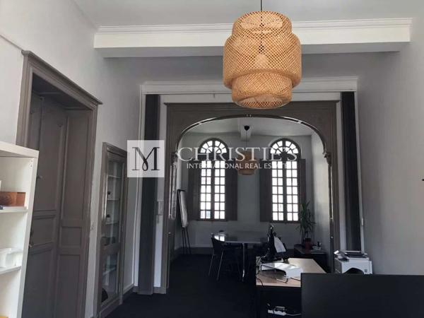 Elégant hôtel particulier en centre-ville avec bureaux