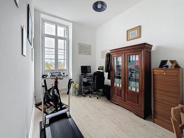 A VENDRE Maison de Ville PARTHENAY (79) 6 pièces : Environ 158 m² hab, 4 ch, 2 salles de bains/d'eau, 3 wc terrain clos, garages