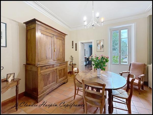 A VENDRE Maison de Ville PARTHENAY (79) 6 pièces : Environ 158 m² hab, 4 ch, 2 salles de bains/d'eau, 3 wc terrain clos, garages