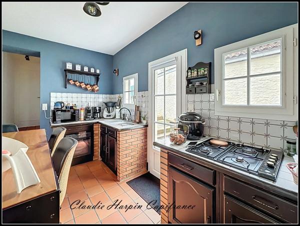 A VENDRE Maison de Ville PARTHENAY (79) 6 pièces : Environ 158 m² hab, 4 ch, 2 salles de bains/d'eau, 3 wc terrain clos, garages