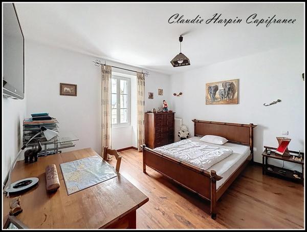 A VENDRE Maison de Ville PARTHENAY (79) 6 pièces : Environ 158 m² hab, 4 ch, 2 salles de bains/d'eau, 3 wc terrain clos, garages