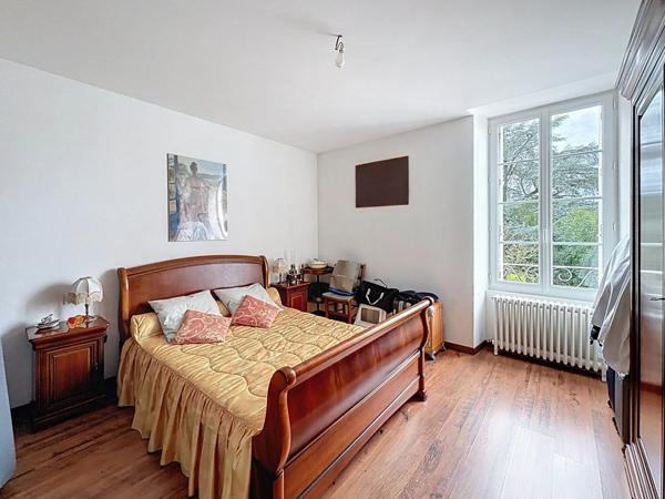 A VENDRE Maison de Ville PARTHENAY (79) 6 pièces : Environ 158 m² hab, 4 ch, 2 salles de bains/d'eau, 3 wc terrain clos, garages