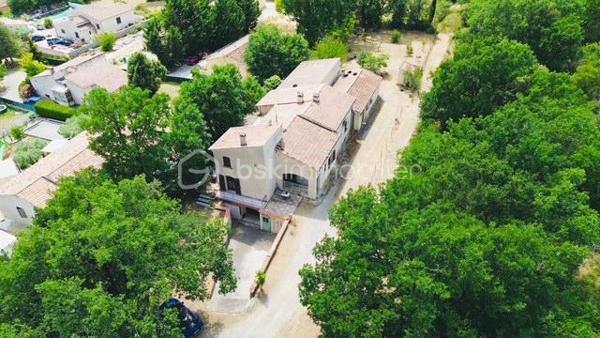 Plongez dans cette charmante maison de 268,60 m², située dans un cadre paisible et verdoyant, idéal pour celles et ceux qui recherchent un environnement calme et relaxant, tout en restant à proximité des commodités urbaines.2185 m2 de parcelle en lisière de forêt. une grande partie des combles peut être aménagé. Beaucoup de potentiel....

Cette propriété rare offre un cadre de vie harmonieux, alliant confort, espace et convivialité. Construite en 1971, cette maison individuelle se compose de 7 pièces lumineuses, offrant de beaux volumes et de nombreuses possibilités d’aménagement.

Vous apprécierez sa vaste terrasse, parfaite pour partager des moments de détente en famille ou entre amis, ainsi que son agréable extérieur.

Côté pratique, la propriété dispose d’un stationnement pouvant accueillir jusqu’à 10 véhicules, un véritable atout pour recevoir vos invités ou répondre à des besoins professionnels. Une cave vient compléter l’ensemble en offrant un espace de rangement supplémentaire.

Un grand hangar complète également ce bien. Il conviendra parfaitement à un artisan, un entrepreneur ou toute personne ayant besoin d’un espace de stockage, d’un atelier ou d’un local professionnel.

À seulement quelques minutes des écoles, des commerces et des services, cette maison représente une opportunité idéale pour une famille à la recherche d’espace et de tranquillité, tout en offrant un fort potentiel pour une activité professionnelle.

Un bien aux multiples possibilités, à découvrir sans tarder !